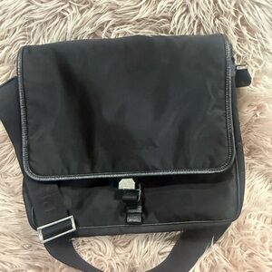 ❤️❤️❤️ PRADA
Tessuto Nylon Saffiano Single Snap Buckle Flap Messenger Bag Black.